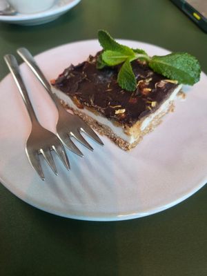 Snickerz Schnitte at Nude Food in Augsburg