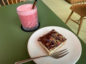 Pink Drink and snickers bar at Nude Food in Augsburg