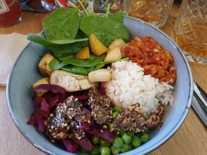 Asian bowl with Jackfruit at Nude Food in Augsburg