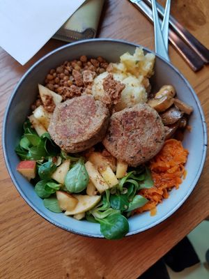 Farmer's Delight mit Pilzbuletten 😍 at Nude Food in Augsburg