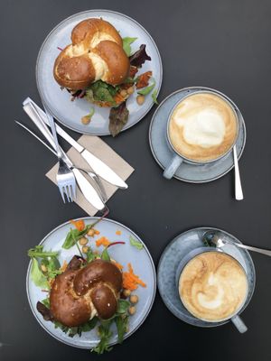 JACKY LAUGE
Laugensandwich, BBQ Pulled Jackfruit, Erdnuss Hummus, Kichererbsen, Möhren, gemischter Salat at Nude Food in Augsburg