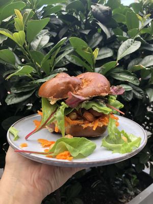 JACKY LAUGE
Laugensandwich, BBQ Pulled Jackfruit, Erdnuss Hummus, Kichererbsen, Möhren, gemischter Salat at Nude Food in Augsburg