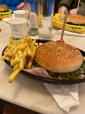 BBQ Burger and Fries at 2VB  in Perpignan