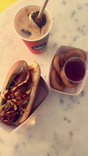 Hot dog beyond Meat, onion rings et café frappé caramel  at 2VB  in Perpignan