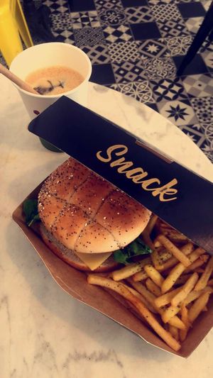 Burger Beyond Meat et frites at 2VB  in Perpignan