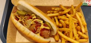 Hotdog with fries at 2VB  in Perpignan