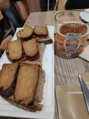 Tosta con pimientos y seitán (la sidra Maeloc también es apta para veganos) at Martinnus Taperia in Cangas