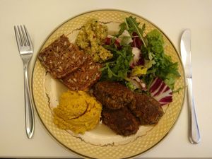 Rice-lentil "rissoles" with hummus, salad and ryebread at Green Love in Frederiksberg