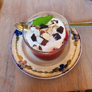 Jordbærmumsdessert at Green Love in Frederiksberg