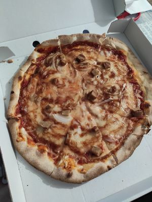 Barbacue pizza at Il Pomodoro in Molins De Rei
