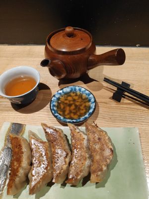 Tea and Gyoza with dipping sauce at Yokota Ramen in Brest