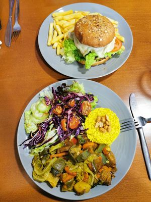 Vegiburguer & prato do dia 🌱 at Prema in Viseu