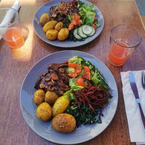 Prato do dia (seitan steak, batatas ao murro, grelos salteados, salada) at Prema in Viseu