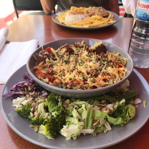 the spaghetti with meatballs and salad at Prema in Viseu