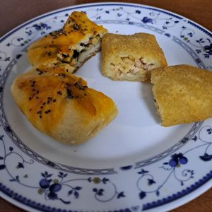 Entradas: Tofu com espinafres + queijo e "fiambre" at Prema in Viseu