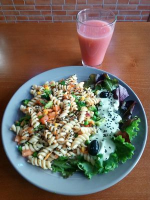 Massa com legumes e salada com maionese vegana e lassi de morango vegano. at Prema in Viseu