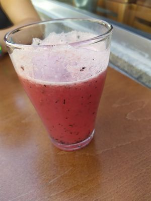 Sumo do dia (mirtilos e melancia) at Prema in Viseu