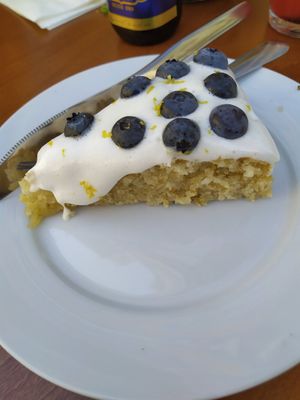 Bolo de limão e mirtilos at Prema in Viseu