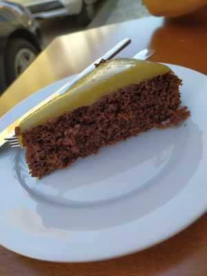 Bolo de cacau e laranja at Prema in Viseu