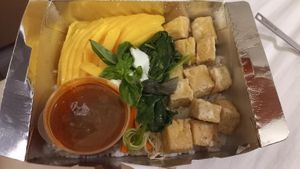 Separat Erdnusssauce, weil ich die nicht essen darf.  at Chido Cafe in Tagbilaran