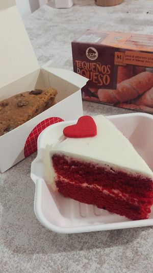 Tequeños y tartas at La Qarmita in Granada