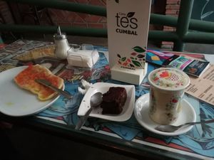 Brownie vegano, té pakistaní con leche de arroz y tostada de tomate at La Qarmita in Granada