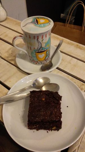 Té chai con leche de avena y brownie vegano at La Qarmita in Granada