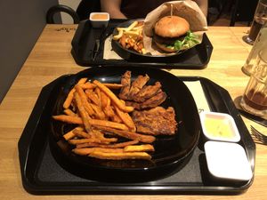 Vegan „spare ribs“ and French burger at Forky's in Vienna