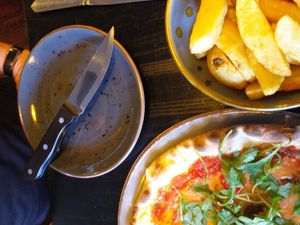 Knife to serve the pizza with at Giannis in Scarborough