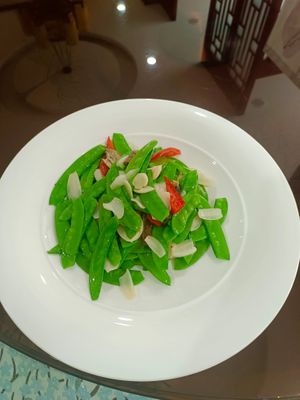 Stir fried Lily with Dutch Beans at Yuanqi Vegetarian - 缘启妙膳 in Urumqi