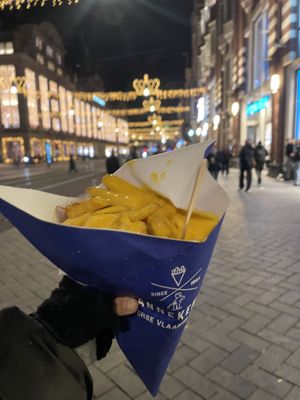 Con queso vegano en salsa   at Manneken Pis in Amsterdam