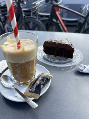Iced caramel coffee and chocolate passion fruit cake   at Lovelo Coffee Ride in Orihuela Costa