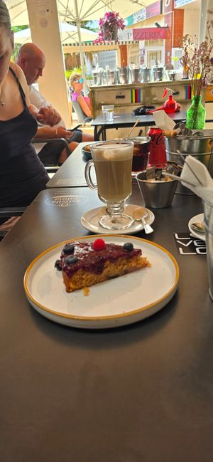 Vegan Blueberry and raspberry  cake at Lovelo Coffee Ride in Orihuela Costa