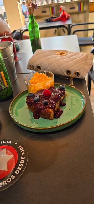 Cake with sorbet at Lovelo Coffee Ride in Orihuela Costa