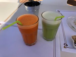 Amazing juices that are just PACKED with goodness 😍
💚The Green is Lemon and Ginger 🍋
🧡The Orange is Carrot, Orange and Tumeric 🥕🍊  at Lovelo Coffee Ride in Orihuela Costa