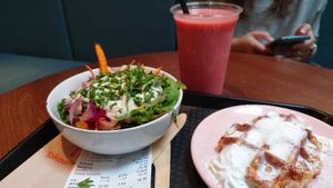 Waffle, kapsalon and smoothie at Tasty World in Ghent