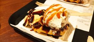 Wafel met ijs, banaan, vanilleijs, karamelsaus en chocoladesaus at Tasty World in Ghent
