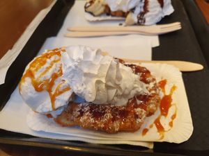 Caramel sauce waffel with vanilla ice cream at Tasty World in Ghent