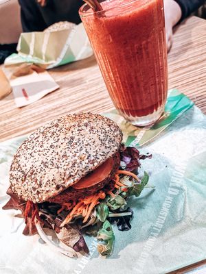 Kinowa burger and smoothie with reusable straw 👌🏻 at Tasty World in Ghent