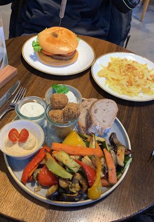 Oriental plate and burger with rösti  at Sprössling in Zurich