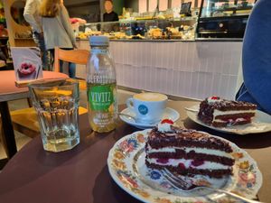 Schwarzwälder Kirschtorte mit Capuccino #Veganuary at Sprössling in Zurich