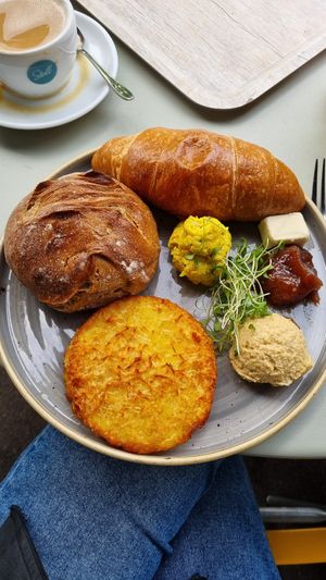 Vegan brunch plate at Sprössling in Zurich
