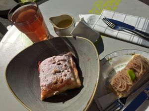 Himbeer-Dampfnudel mit Vanillesauce und Vermicelles-Schnitte at Sprössling in Zurich