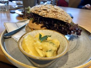Burger mit Kartoffelsalat at Sprössling in Zurich