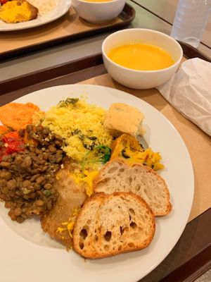 Sopa de brócolos, lentilhas, cuscuz, molhos, torradas, seitan e focaccia.   at DaTerra - Norte Shopping in Matosinhos