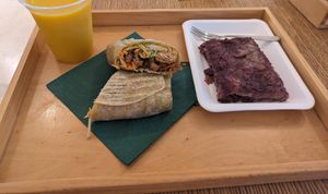 Lassi, plantful seitan, savijača višnja at Oaza Joyful Kitchen in Zagreb