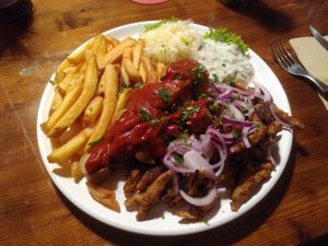 Vegan Taxiteller (Currywurst + Gyros) at Blondies in Bochum