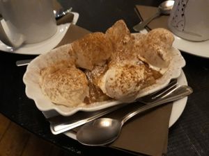 Heißer Apfelstrudel mit Vanilleeis und Zimt - einfach himmlisch! at Blondies in Bochum