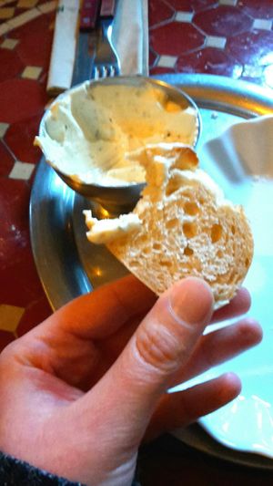 Really delicious vegan aioli...good ammount of garlic in it♡ Big portion with a little bit baguette at Blondies in Bochum