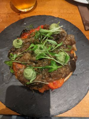 Pizzeta, KM 0 tomato, roasted peppers, aubergine, basil emulsion (6,95€) - 4/5 at Sensi Gourmet Tapas in Barcelona
